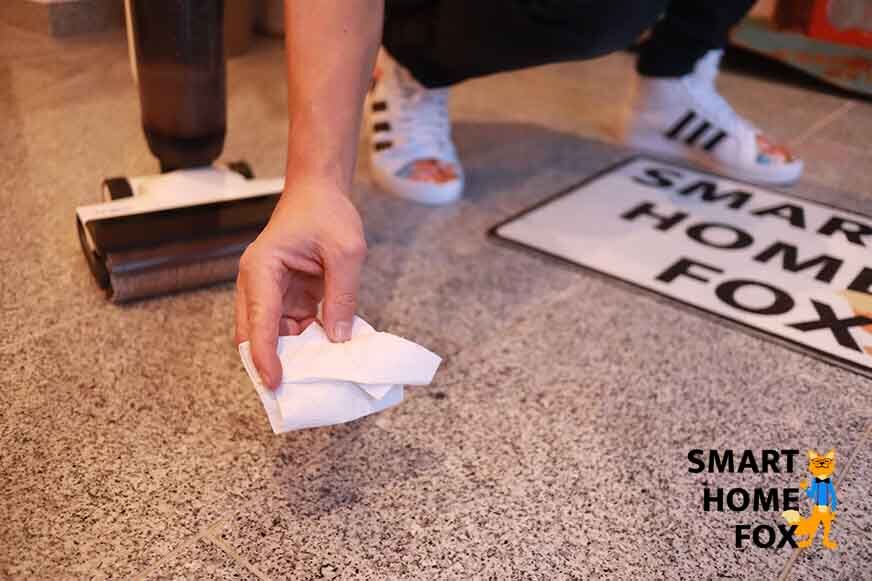 Man sieht, dass der Tineco Floor One S5 alle Verunreinigungen vom Boden entfernt hat. 